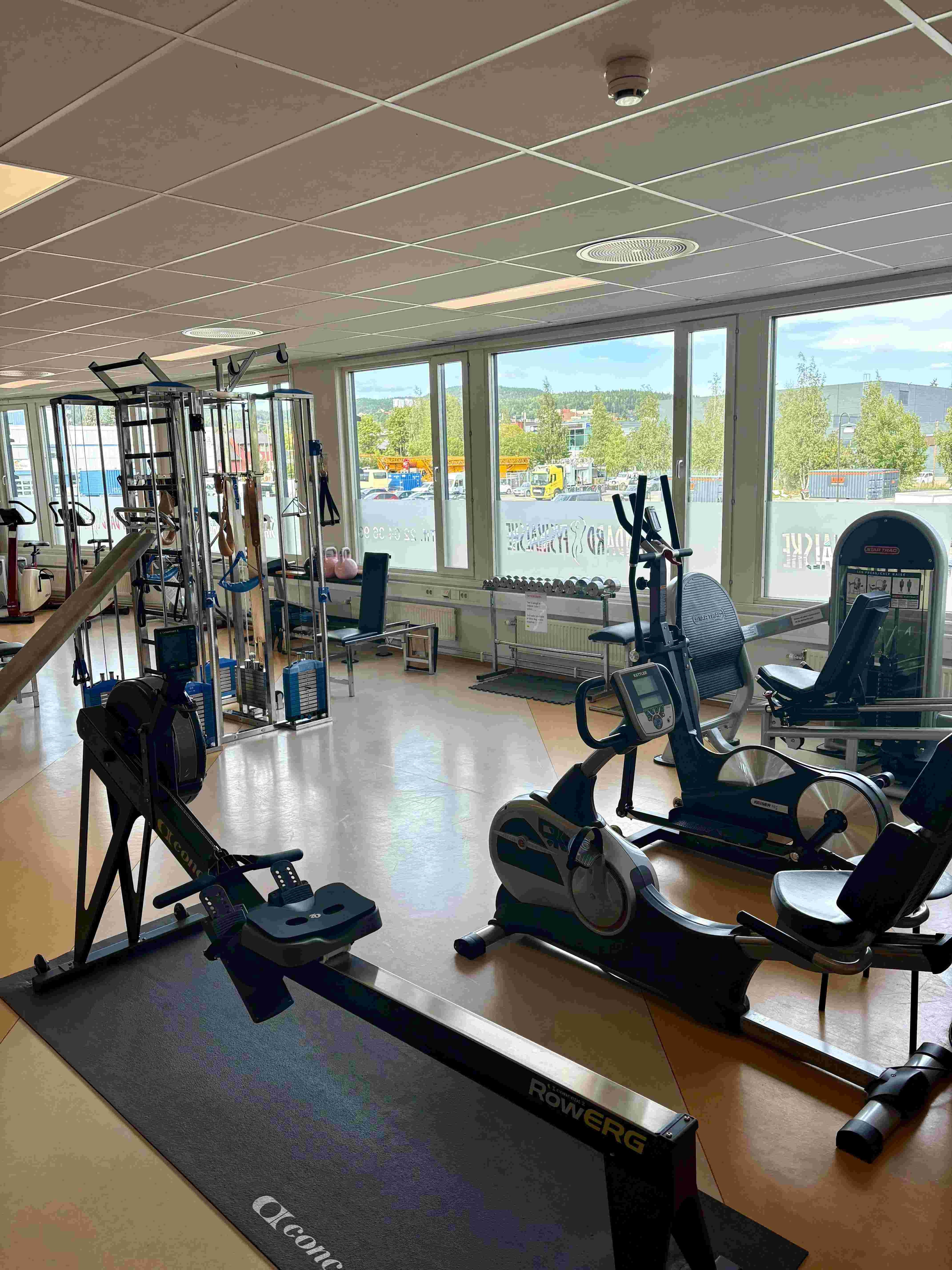 Treningsrom med variert utstyr